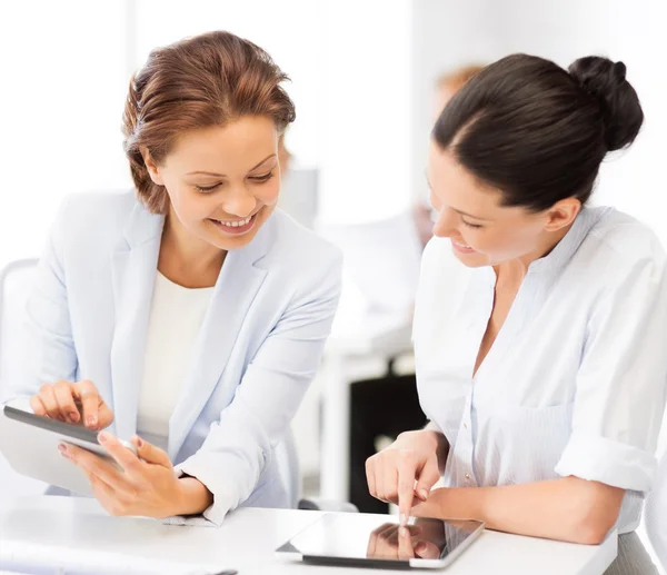 Geschäftsteam arbeitet im Büro mit Tablet-PC — Stockfoto