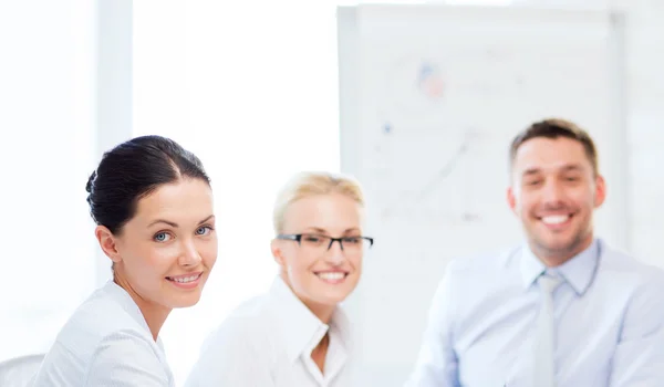 Vriendelijke business team in office — Stockfoto