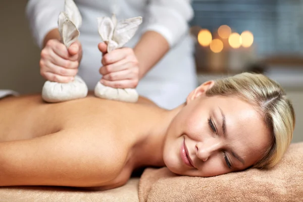 Close up de mulher deitada na mesa de massagem no spa — Fotografia de Stock