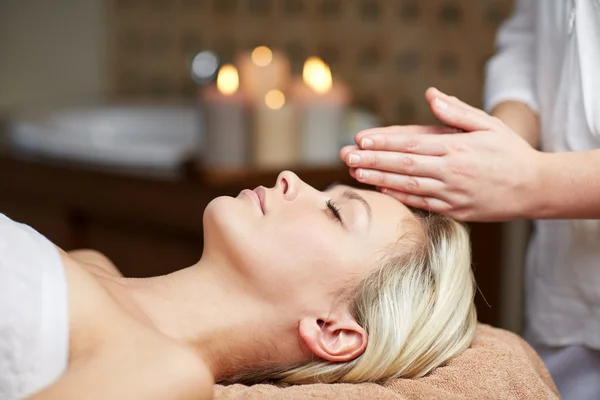 Nahaufnahme einer Frau mit Gesichtsmassage im Spa — Stockfoto