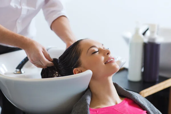 Glad ung kvinna på frisörsalong — Stockfoto