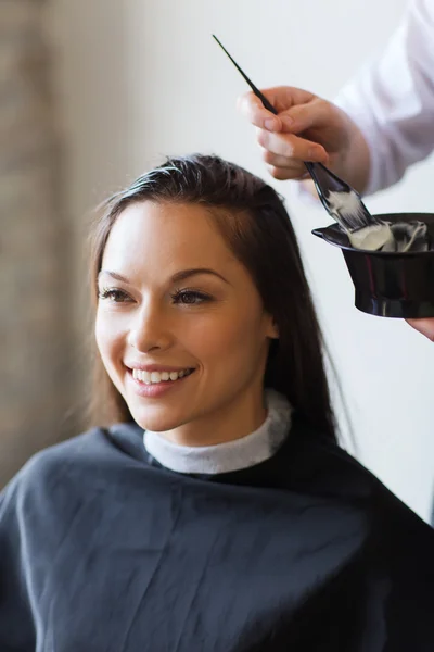 Щаслива жінка з стилістським забарвленням волосся в салоні — стокове фото