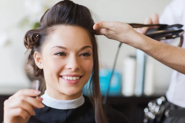 Lycklig kvinna med stylist gör frisyr på salongen — Stockfoto