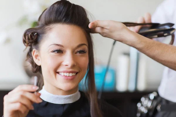 Femme heureuse avec styliste faisant coiffure au salon — Photo