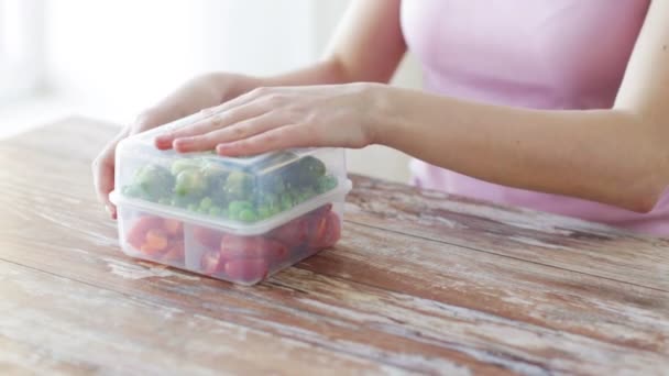 Primo piano della donna che mangia verdure dal contenitore — Video Stock