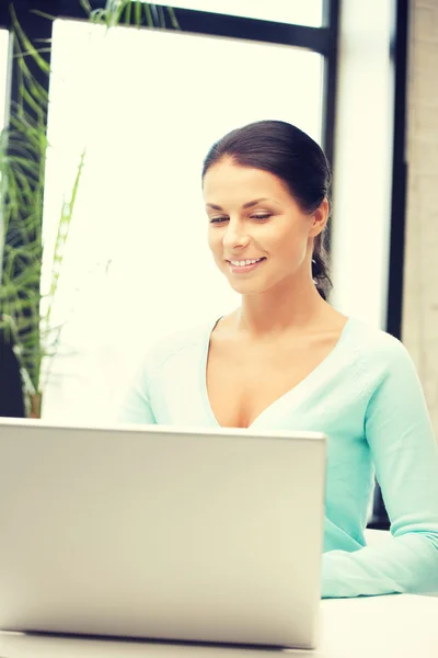 Mujer feliz con ordenador portátil — Foto de Stock