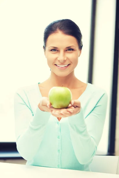 Schöne Hausfrau mit grünem Apfel — Stockfoto
