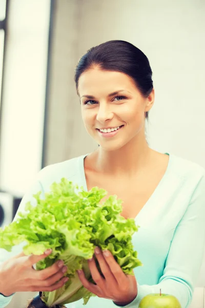 Schöne Frau in der Küche — Stockfoto