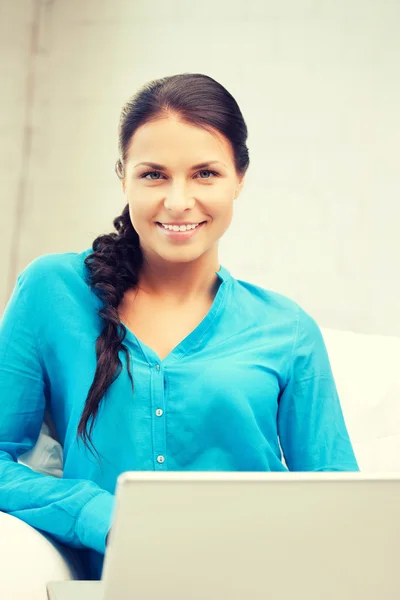 Mulher feliz com computador portátil — Fotografia de Stock