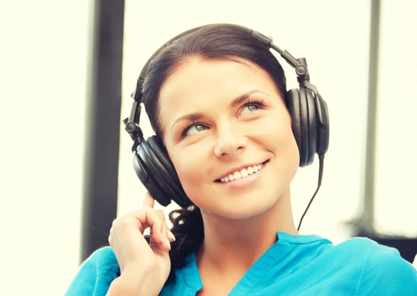 Chica adolescente feliz en auriculares grandes — Foto de Stock