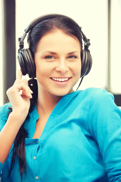 Chica adolescente feliz en auriculares grandes —  Fotos de Stock