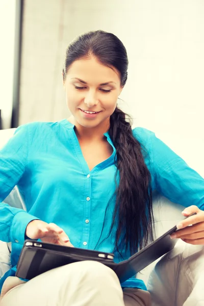 Mulher feliz com computador tablet pc — Fotografia de Stock