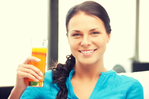 Mulher bonita com vidro de suco — Fotografia de Stock