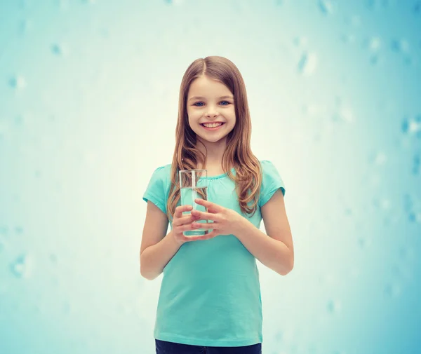 Sorridente bambina con un bicchiere d'acqua — Foto Stock