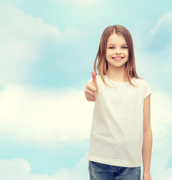 Fille en blanc vierge t-shirt montrant pouces vers le haut — Photo