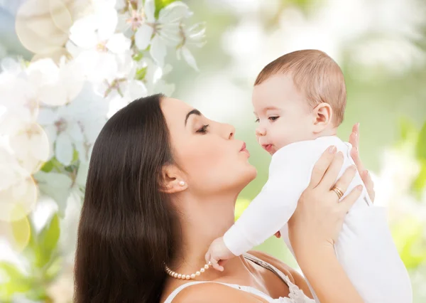 Feliz riendo bebé jugando con la madre —  Fotos de Stock
