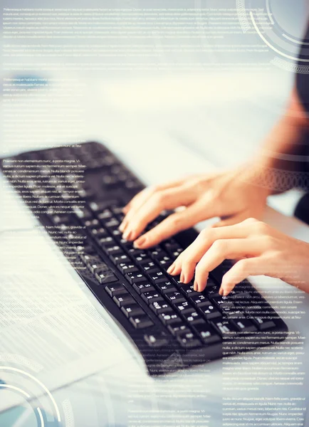 Vrouw handen typen op toetsenbord — Stockfoto