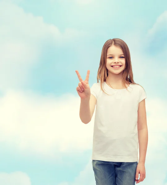 Klein meisje in wit t-shirt weergegeven: vrede gebaar — Stockfoto