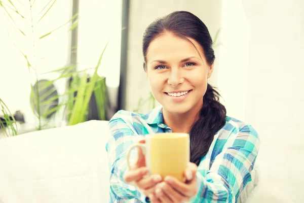 Encantadora ama de casa con taza — Foto de Stock