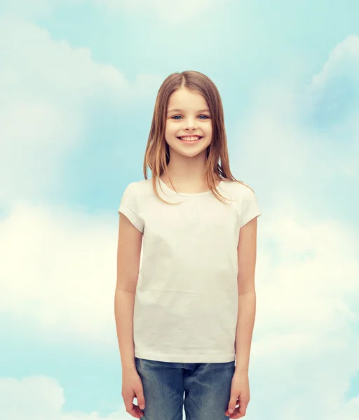 Lächelndes kleines Mädchen in weißem Blanko-T-Shirt — Stockfoto