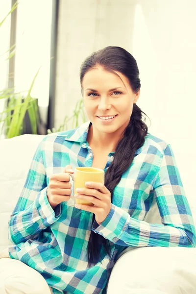 Belle femme au foyer avec tasse — Photo