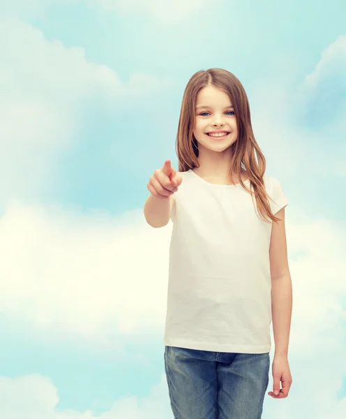 Liten flicka i blank vit t-shirt pekar på dig — Stockfoto