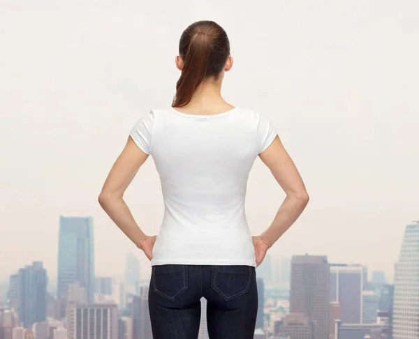 Kobieta w puste biały t-shirt — Zdjęcie stockowe
