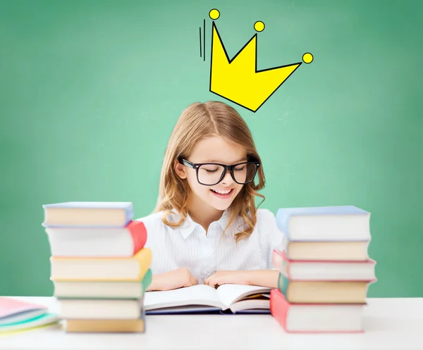 Student meisje het lezen van boeken op school — Stockfoto