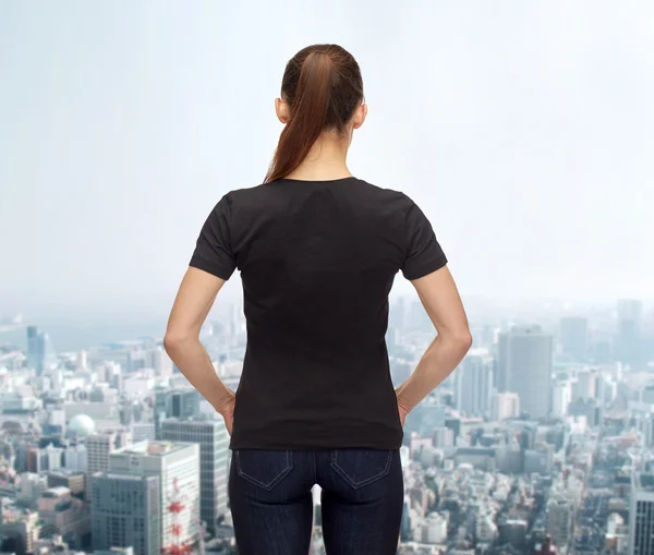 Mulher em branco t-shirt preta — Fotografia de Stock