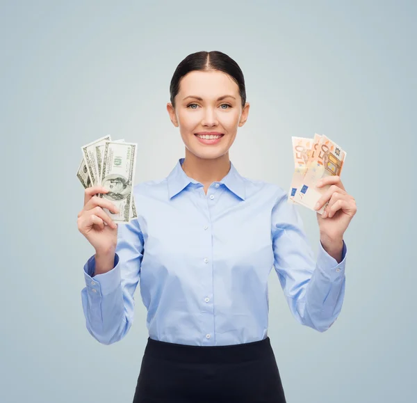Imprenditrice con denaro contante in dollari ed euro — Foto Stock