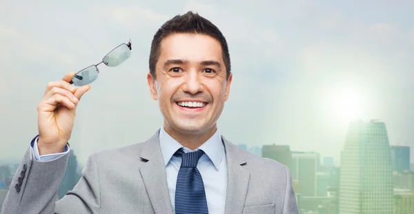 Feliz homem de negócios sorridente em óculos e terno — Fotografia de Stock