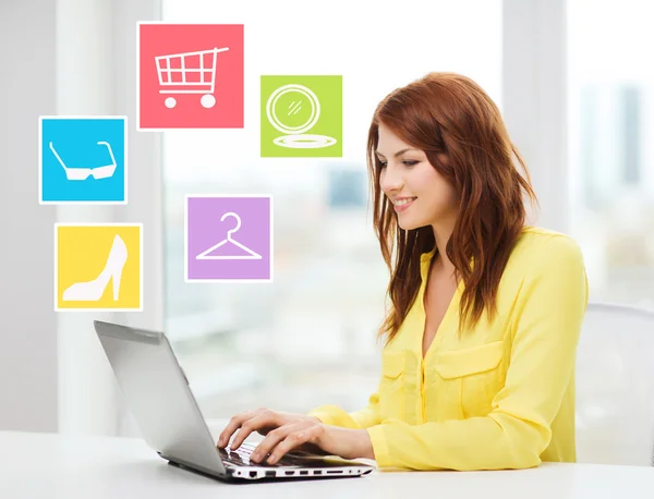 Mulher sorrindo com laptop compras on-line em casa — Fotografia de Stock