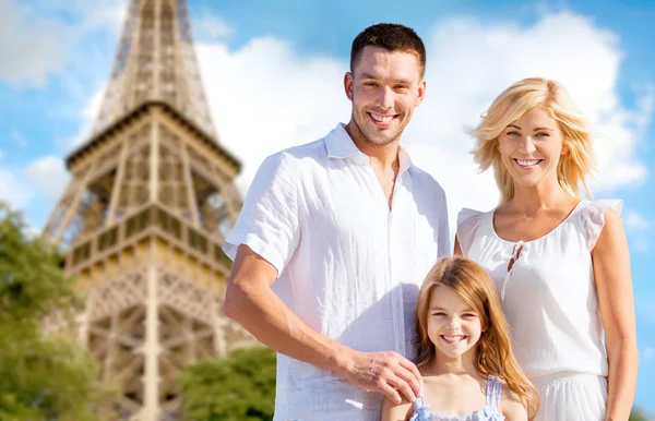 Gelukkige familie in Parijs over de eiffel toren achtergrond — Stockfoto