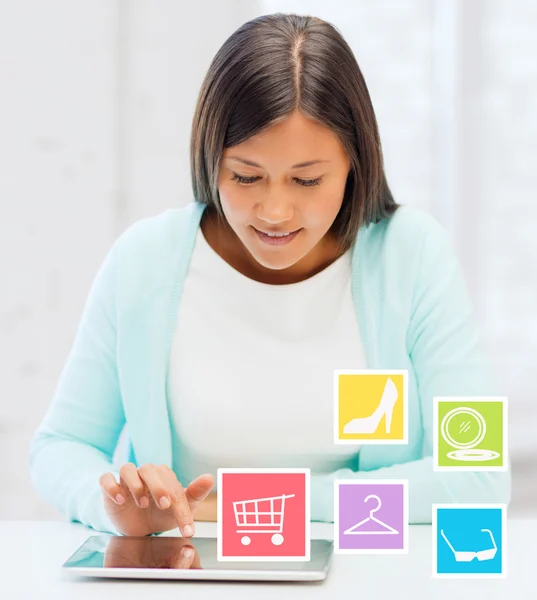 Lächelndes Studentenmädchen mit Tablet-PC — Stockfoto