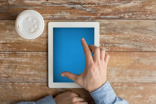 Primo piano delle mani maschili con tablet pc e caffè — Foto Stock