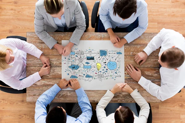 Equipe de negócios com esquema de reunião no escritório — Fotografia de Stock