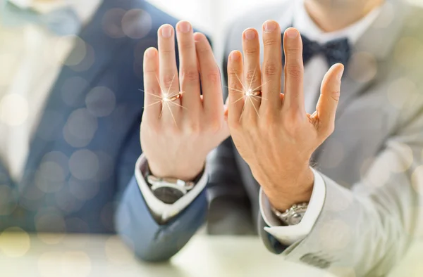 Close up de masculino gay casal com casamento anéis no — Fotografia de Stock