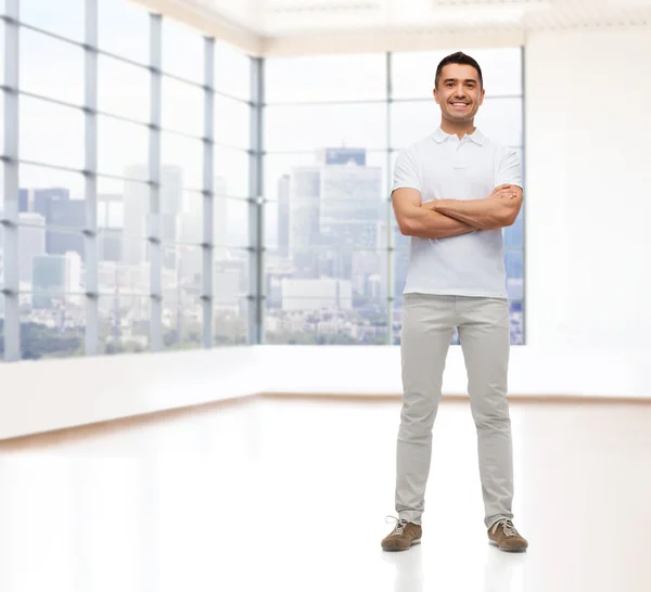 Glimlachende man met gekruiste armen — Stockfoto