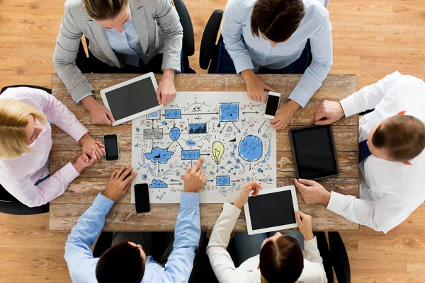 Equipe de negócios com esquema de reunião no escritório — Fotografia de Stock