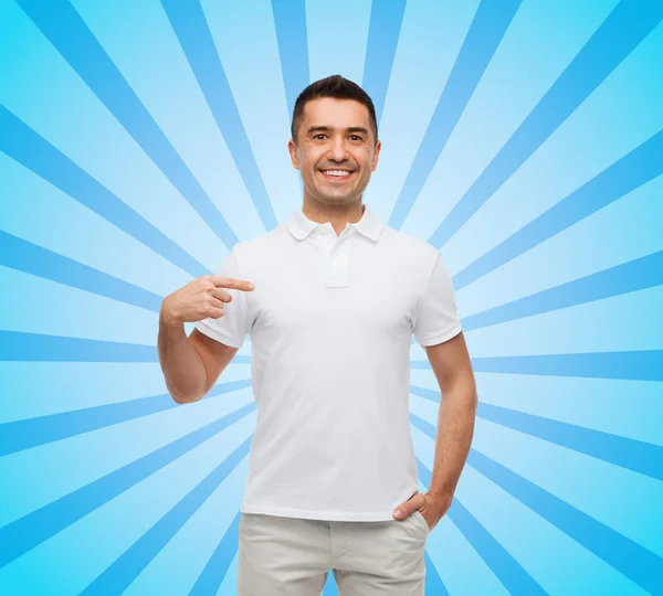 Uomo sorridente in t-shirt che punta il dito su se stesso — Foto Stock