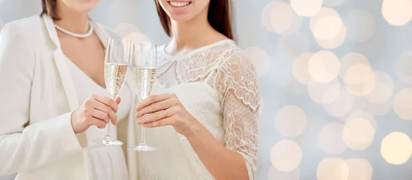 Close up de casal lésbico com taças de champanhe — Fotografia de Stock