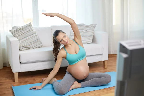 Happy pregnant woman exercising at home — Stock Photo, Image