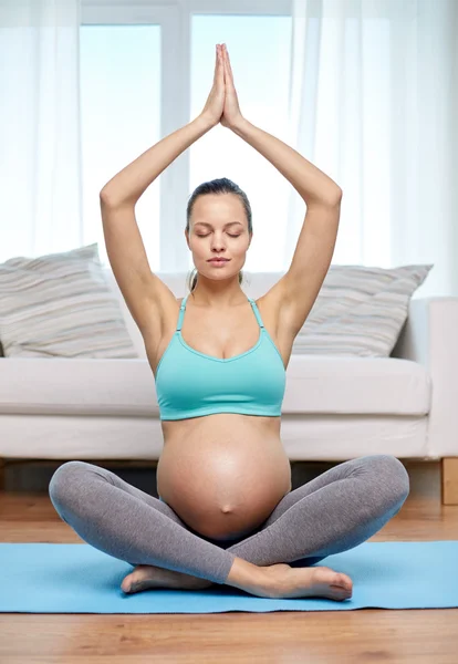 Lycklig gravid kvinna meditera hemma — Stockfoto