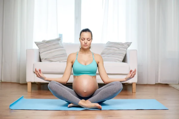 Mutlu hamile kadın evde meditasyon yapıyor. — Stok fotoğraf