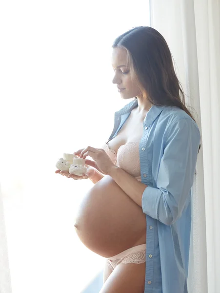 Mulher grávida feliz com barriga nua grande em casa — Fotografia de Stock
