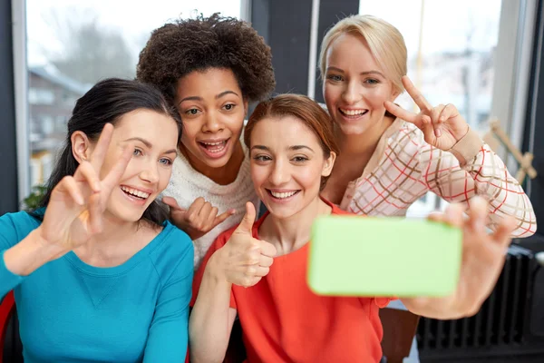 Happy young women taking selfie with smartphone — Stock Photo, Image