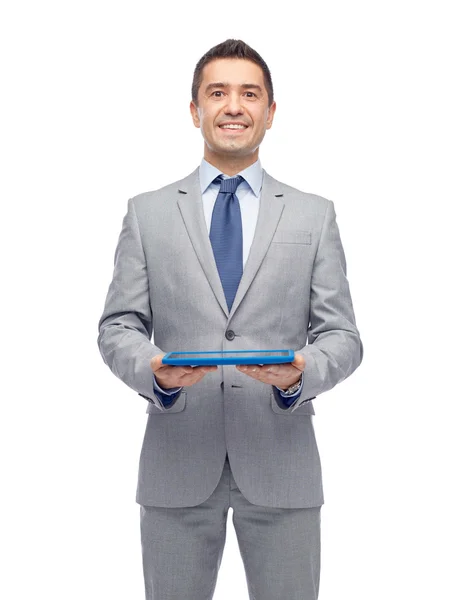 Hombre de negocios feliz en traje de la celebración de la tableta PC —  Fotos de Stock