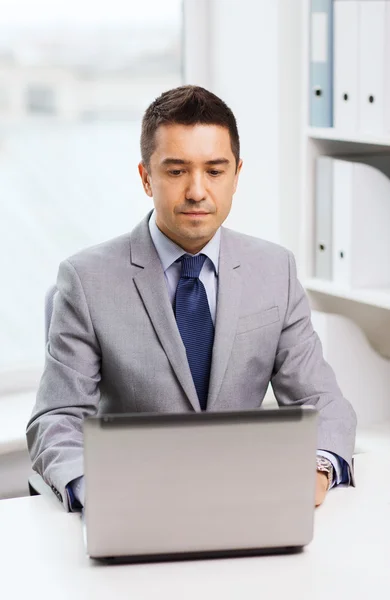 Homme d'affaires travaillant avec ordinateur portable dans le bureau — Photo