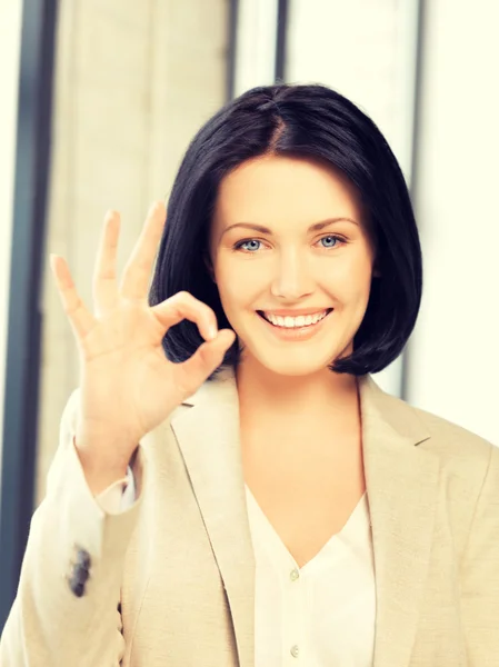 Mujer joven mostrando signo ok — Foto de Stock