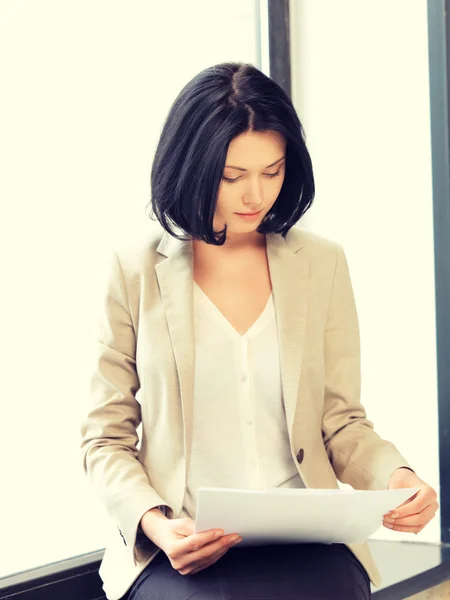 Mujer tranquila con documentos —  Fotos de Stock